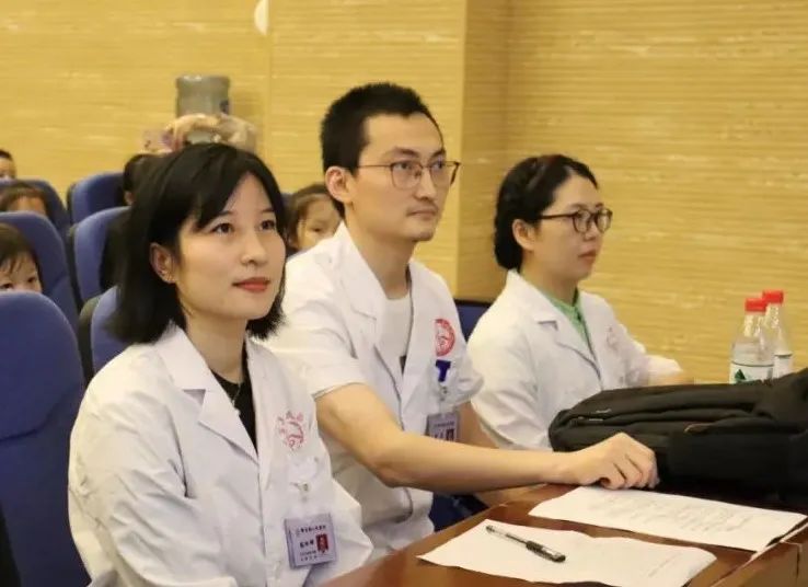 恬淡秋日送温暖，健康讲座进校园